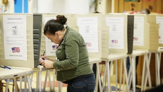 Cierran los primeros centros de votación en las elecciones de Estados Unidos