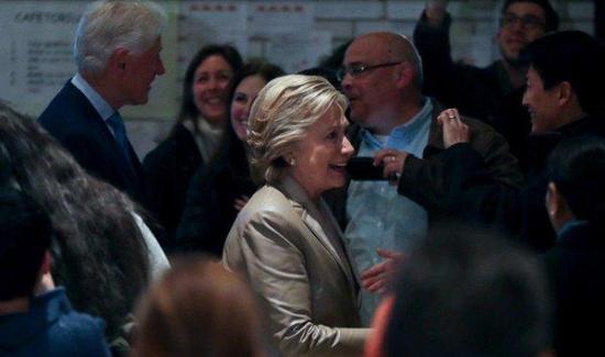 Hillary Clinton vota en Nueva York y confía en su victoria electoral