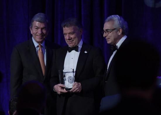 Presidente Santos recibe el Premio al Liderazgo en las Américas por sus esfuerzos de paz
