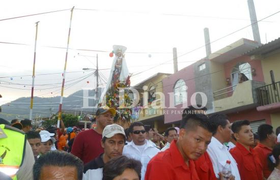Miles de devotos recorren las calles de Montecristi junto a la Virgen de Monserrate