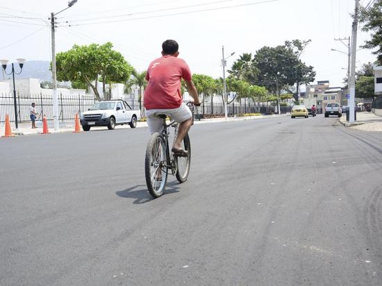 Calle Coronel Sabando está lista con 3 pulgadas de nuevo asfalto