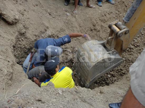 Hombre es rescatado con vida tras quedar sepultado por una colina de tierra