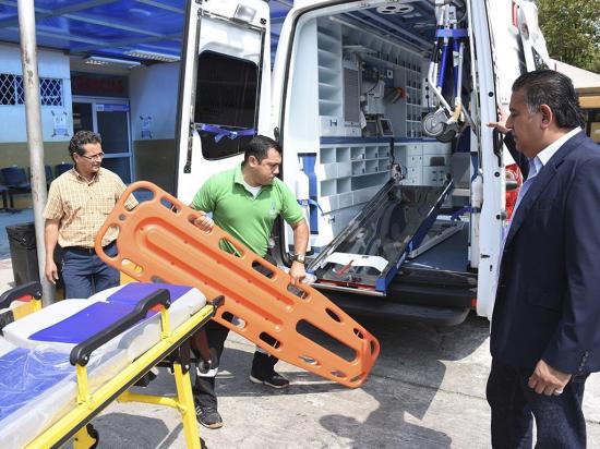 Una nueva y equipada ambulancia se suma al hospital del Seguro