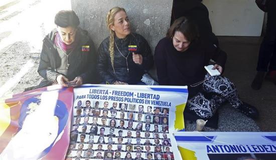 Tintori continúa su protesta para que el papa inste a la liberación de presos