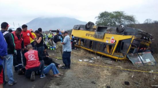 Exceso de velocidad habría ocasionado accidente entre tráiler y bus en la vía Jipijapa-Montecristi