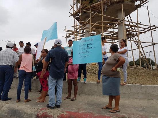 Ciudadanos protestan por lenta reconstrucción de viviendas