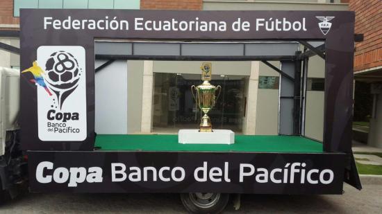 La FEF presenta la copa que recibirá Barcelona SC, campeón 2016