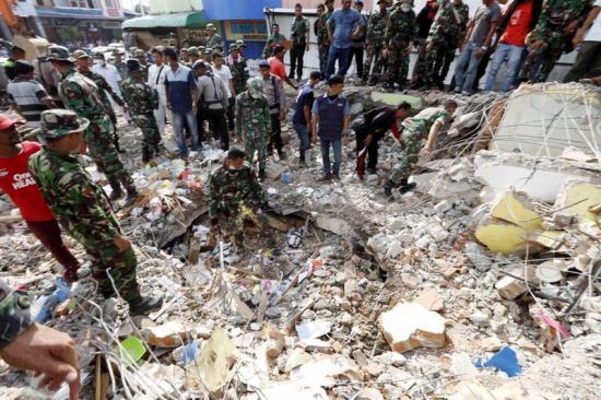 Al menos 94 muertos tras un terremoto de magnitud 6,5 en Indonesia