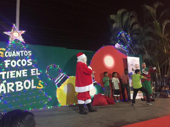 El duende ‘Dan’ y Papá Noel ponen a bailar  a los asistentes
