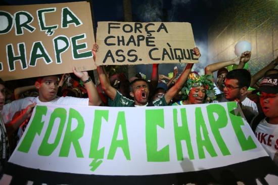 Miles de brasileños se reúnen para rendir diversos homenajes al Chapecoense