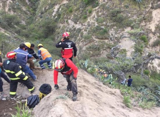Al menos doce muertos tras precipitarse bus interprovincial en Oyacoto, Quito