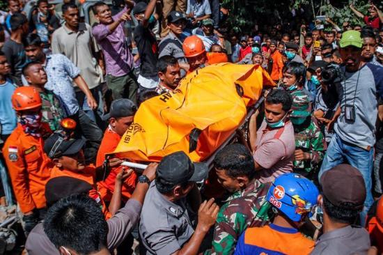 Los fallecidos en el terremoto de Indonesia ya superan el centenar