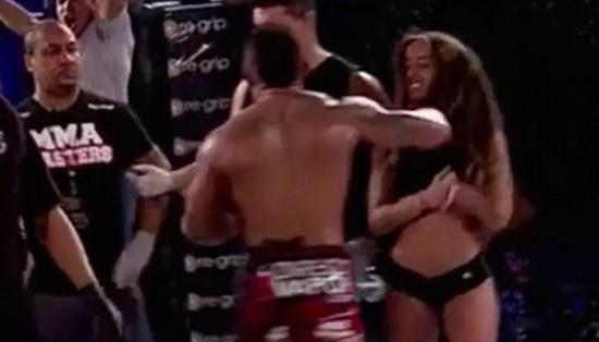 Luchador se enoja tras derrota y noquea por accidente a una 'ring girl'