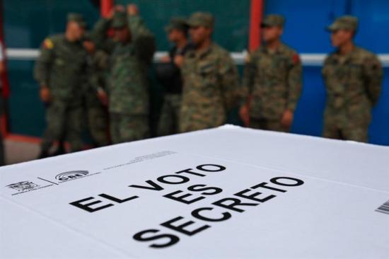 Correa cifra en 36 % el índice de indecisos para las elecciones en Ecuador
