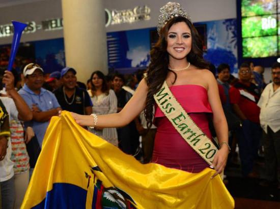 Katherine Espín arribó al país para celebrar su triunfo en el Miss Tierra