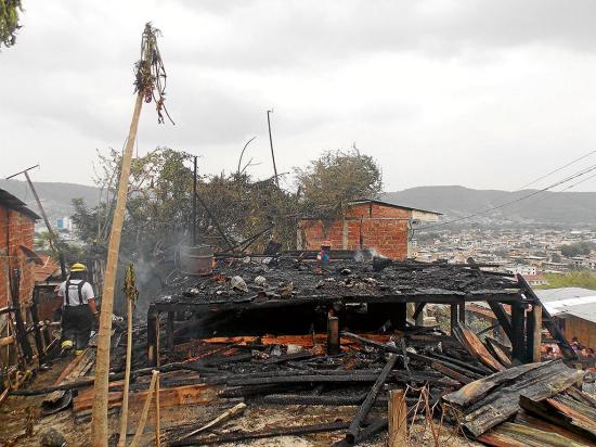 Una casa se  quema en Andrés de Vera