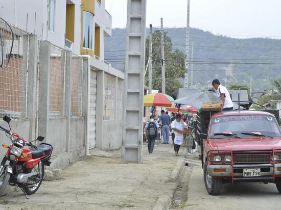 Altos postes y cables asustan a moradores de ciudadela 15 de Abril