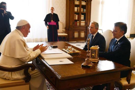 El papa reúne a Santos y Uribe 'por sorpresa' para hablar de la paz en Colombia