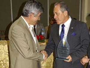 Alcalde recibe una placa de distinción | El Diario Ecuador