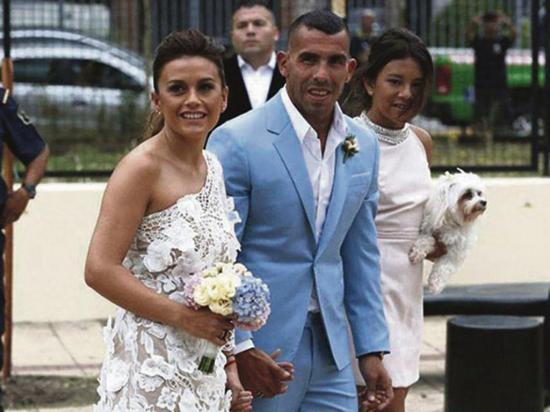 Carlos Tévez se casa con su pareja de toda la vida