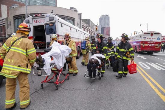 Al menos 76 heridos al accidentarse un tren suburbano en Brooklyn