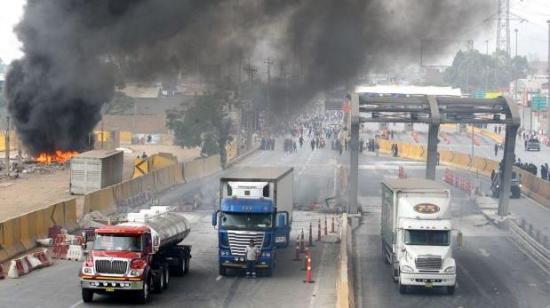 Al menos 5 detenidos en violento bloqueo carretera y quema de peaje en Lima