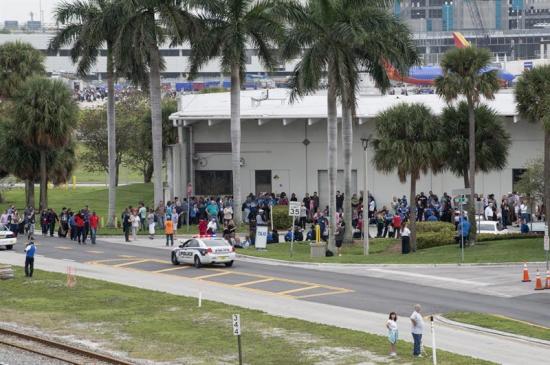 Reabre el aeropuerto de Florida tras tiroteo que dejó cinco muertos