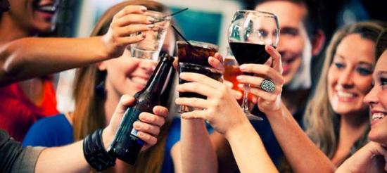 Científicos revelan la razón por la que beber alcohol te produce más hambre