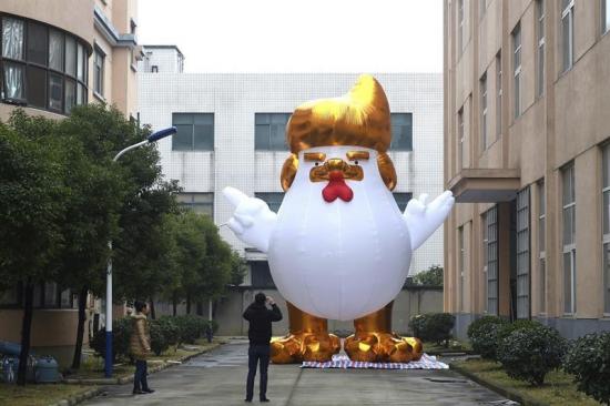 China se alista para Año del Gallo con pollos inflables inspirados en Donald Trump