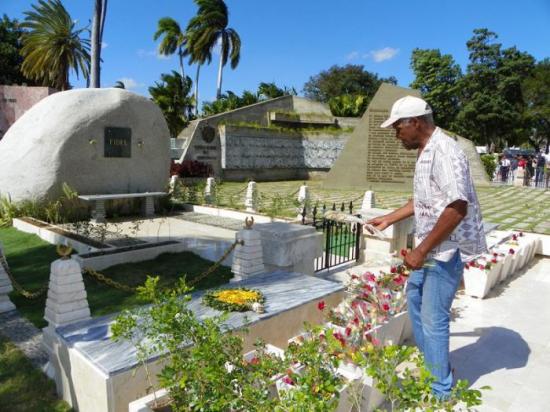 El actor estadounidense Danny Glover visita la tumba de Fidel Castro en Cuba