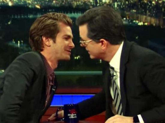 Andrew Garfield vuelve a besar a un hombre, esta vez fue a Stephen Colbert