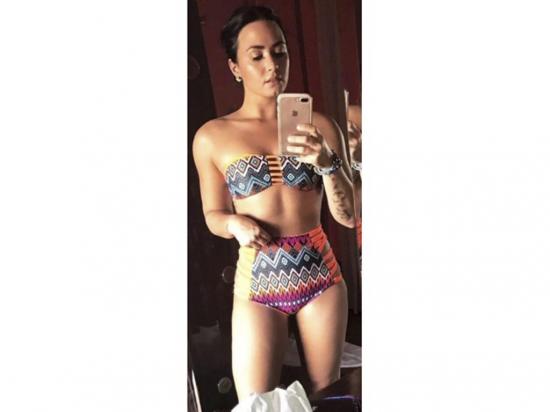 Demi Lovato deslumbra a sus seguidores con fotografía donde luce colorido bikini