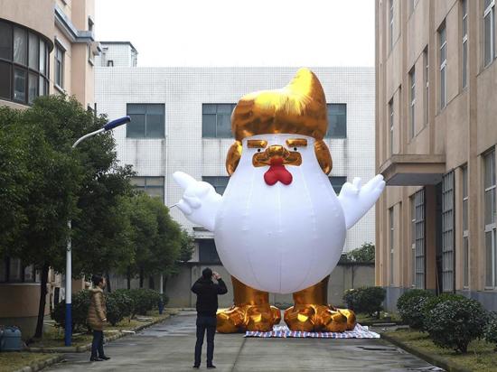 Fabrican pollos inflables inspirados en Trump