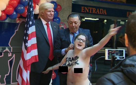 Una activista enseña sus senos a un Trump de cera como protesta