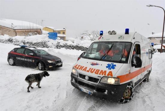 Recuperan un cadáver entre escombros en la zona del terremoto de Italia