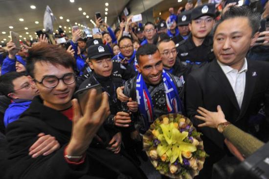 Carlitos Tévez es recibido por una eufórica multitud en el aeropuerto de Shanghái