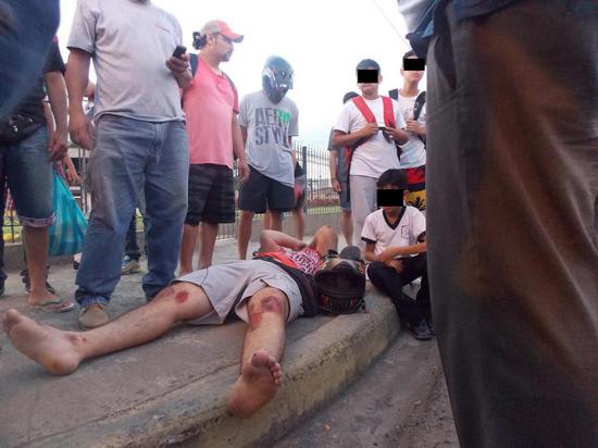 Motociclista embestido por una camioneta