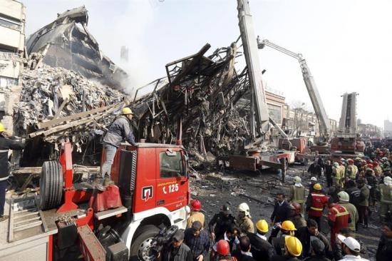 Decenas de personas desaparecidas al derrumbarse un edificio de 17 pisos en Irán