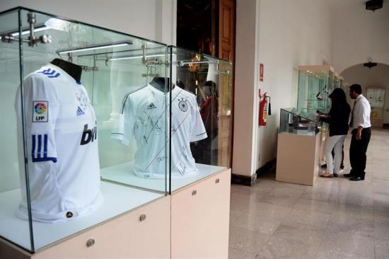 Subastan camisetas firmadas por Messi, Ronaldo y otros ases del fútbol regaladas al presidente Correa