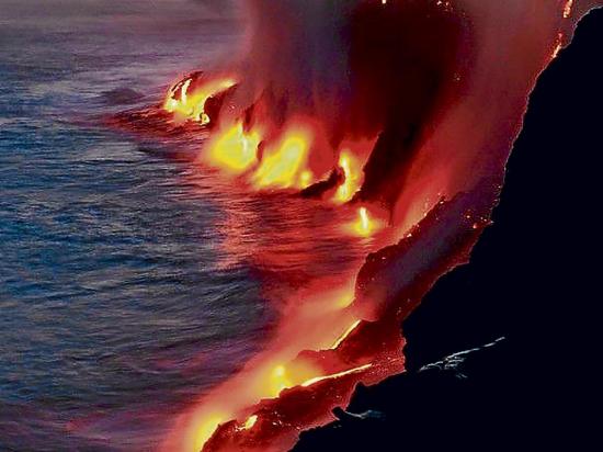 Flujo de lava sorprende  A turistas