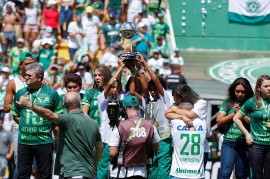 El Chapecoense levanta la Copa Sudamericana en medio de la nostalgia