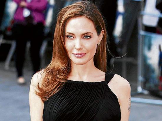 Dicen que Angelina Jolie está furiosa por todo el apoyo que recibe Brad Pitt