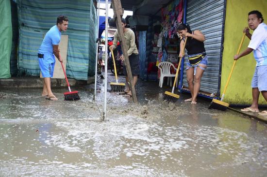 Comerciantes molestos por agua estancada a causa de las lluvias