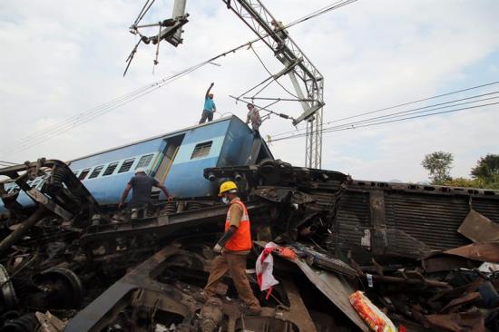Una nueva tragedia ferroviaria causa 39 muertos y 50 heridos en la India