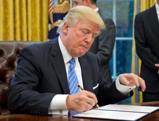 Trump firma orden que impide a EE.UU. financiar grupos pro aborto en el exterior