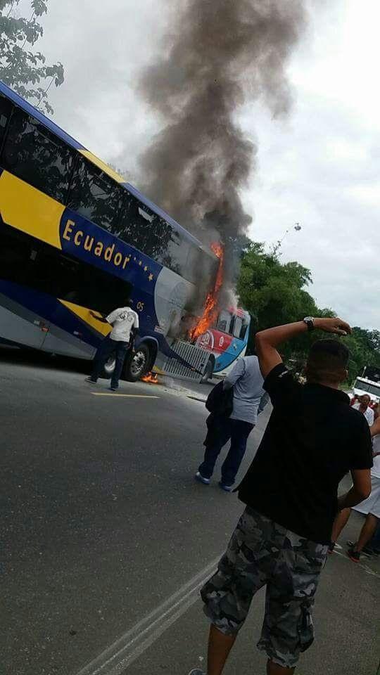 Quince heridos y dos buses quemados deja accidente de tránsito en la vía Quevedo-Ventanas