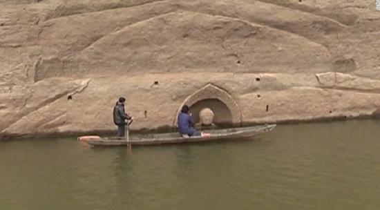 Arqueólogos chinos estudian estatua milenaria de Buda oculta por un pantano