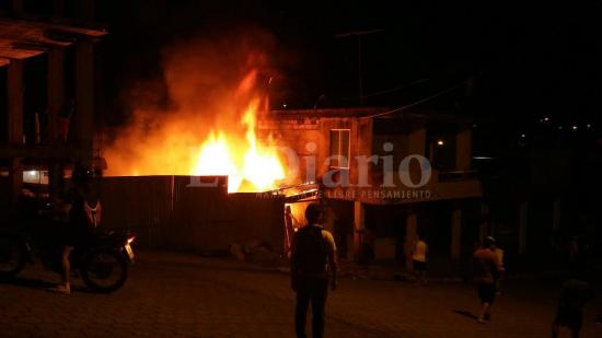 Voraz incendio consume una vivienda en El Carmen