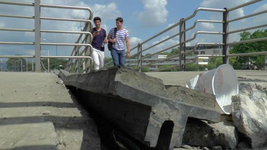 Universitarios alertan del deterioro del puente peatonal de la avenida Urbina
