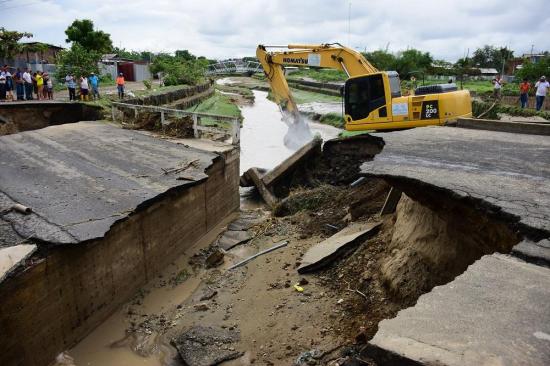 Reconstruirán puente del barrio Divino Niño que colapsó con las lluvias